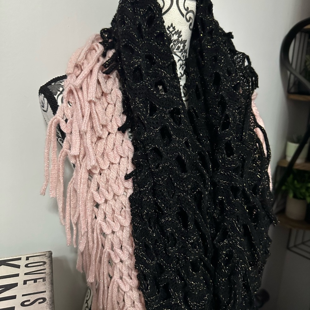 5 for $20🫟🛍️🔵 Black and Pink Knit Scarf